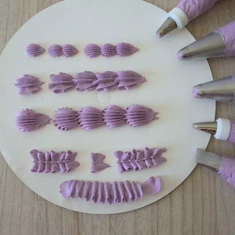 Different Piping Tips, Diy Frosting, Buttercream Ruffle Cake, Cake Frosting Tips, Cake Flowers Tutorial, Cake Icing Tips, Cake Piping Techniques, Heart Cake Decoration, Buttercream Ruffles