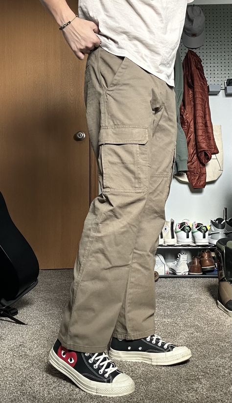 Relaxed Fit Cargo Pants Outfit Men, Cargo Pants Converse, Beige And White Outfit, White Shirt Outfit Ideas, Converse Beige, Outfits Cargo, Cargo Pants Outfit Men, Wrangler Cargo Pants, Celana Kargo