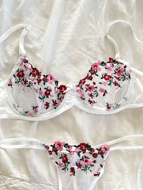 Floral Lace Lingerie, Cute Bra And Under Set Lace, Bra Panty Set, Bra Aethstetic, Cute Bra And Under Set, Cute Lingerie Sets, Fancy Robes, Pretty Bra, Embroidered Bra