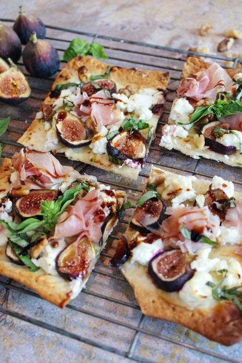 The flatbread of the summer! With roasted figs, goat cheese, prosciutto, and topped with fresh basil. This is a fast and tasty option that makes it seem as though you’ve been in the kitchen hours working on it! Perfect to share or eat all to yourself! Fig Flatbread Pizza, Flatbread Pizza Toppings, Prosciutto Flatbread, Fig Flatbread, Goat Cheese Prosciutto, Goat Cheese Fig, Fig And Prosciutto, Goats Cheese Flatbread, Roasted Figs