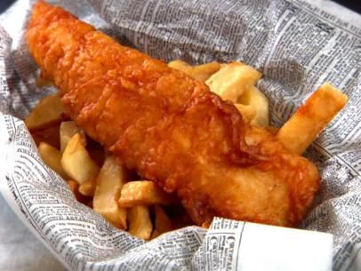 English Chips Recipe, English Chips, English Fish And Chips, Beer Batter Fish, International Meals, Fish And Chips Recipe, Look Back Quotes, Deep Fried Foods, British Fish And Chips