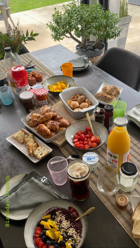 Brunch Asthetic Picture, Sunday Brunch Aesthetic, Birthday Brunch Aesthetic, Birthday Virgo, Picnic Date Food, Brunch Vibes, Brunch Aesthetic, Hosting Brunch, Birthday Morning