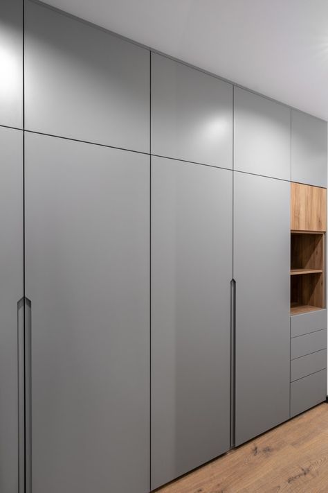 Grey Cubbords, Grey Bedroom Cupboards, Light Grey Wardrobe Bedroom, Grey Closet Ideas, Gray Wardrobe Bedroom, Duco Finish Wardrobe, Wordrop Ideas Room, Light Grey Wardrobe, Gray Wardrobe