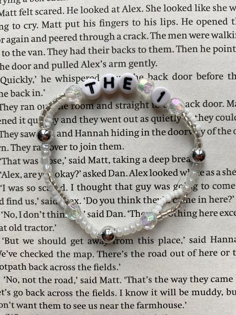 Taylor Swift Number Bracelets, Taylor Swift Themed Bracelets, Taylor Swift Beaded Bracelet, Bracelet Ideas Taylor Swift, Taylor Swift Bracelets Ideas, Eras Bracelet Ideas, Taylor Swift Eras Tour Bracelets, Friend Ship Bracelets, Eras Tour Bracelet Ideas