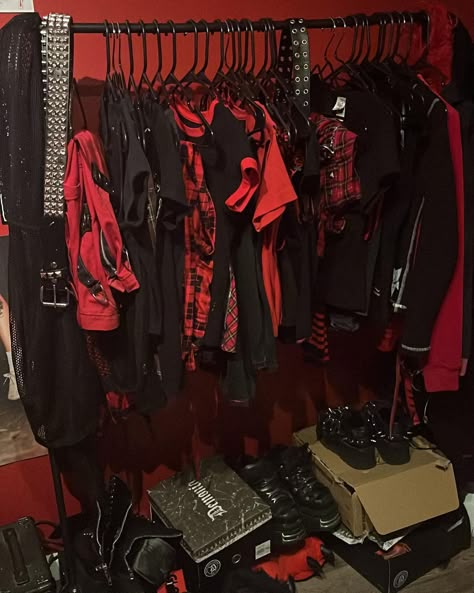 Grunge Closet Room, Emo Bedroom, Mall Goth Outfits, Goth Closet, Trad Goth Outfits, Emo Room, Scene Room, Afro Punk Fashion, Gothic Room