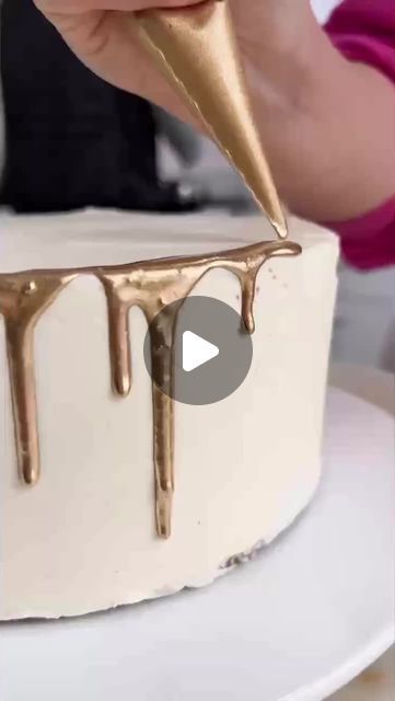 The Cake Decorating Company on Instagram: "The 3 ingredient gold cake drip we've all been waiting for! 🤯🙌⁠  @sugargeekshow has shared exactly how it's done... ⁠   ‼️Please note - be sure to always use edible gold dust when intended for consumption." Gold Dust Cake Decoration, Gold Drip On Cake, How To Use Gold Dust On Cake, Golden Wedding Anniversary Cake Ideas, Glitter Drip Cake, White Cake With Gold Drip, Dripping Cake Designs, Simple Wedding Cake Decorating, How To Make Gold Drip For Cake