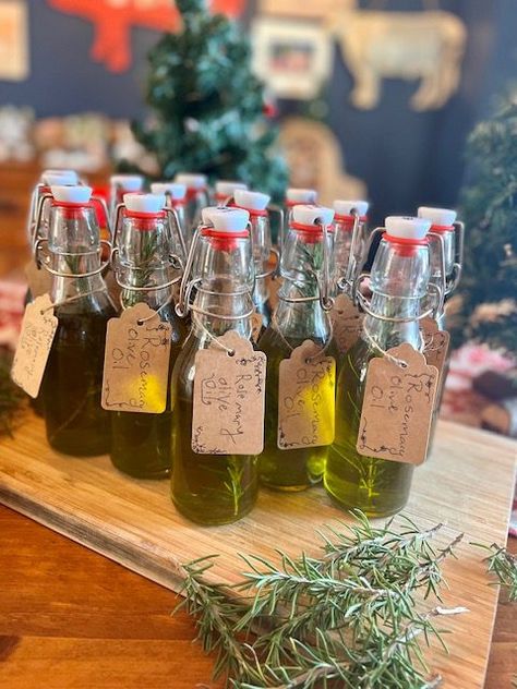 How to Make Rosemary Infused Olive Oil - Foodlets Rosemary Garlic Olive Oil, Rosemary Infused Olive Oil Recipes, Infused Olive Oil Diy Christmas Gifts, Rosemary Gifts Diy, Infused Olive Oil Recipes Diy, Flavored Olive Oil Recipes, Olive Oil Gift Ideas, Infused Olive Oil Recipes, Rosemary Infused Oil