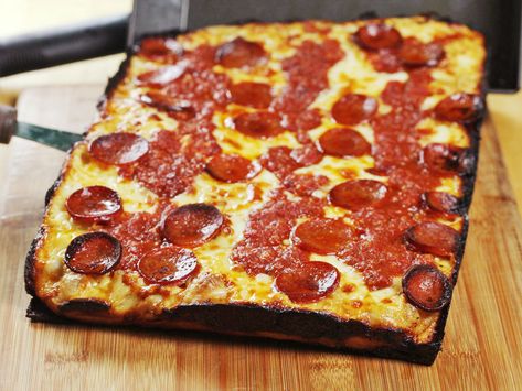 Hawaii Pizza, Detroit Style Pizza Recipe, Pan Pizza Recipe, Detroit Style Pizza, Detroit Pizza, Pizza Stromboli, Pizza Calzone, Pizza Calzones, Pizza Flatbread