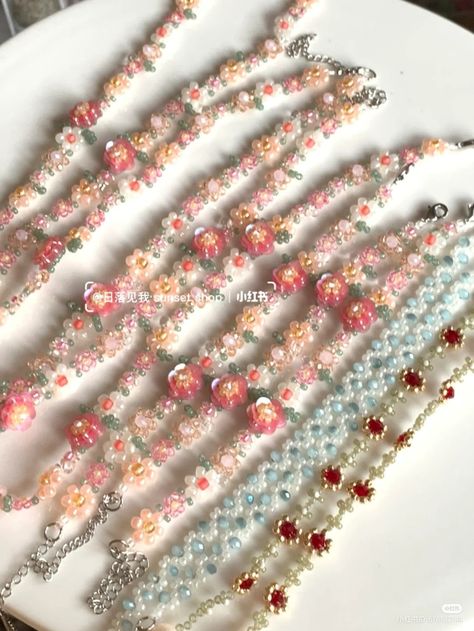 قلادات متدلية, Bead Making, Beading Jewelery, Beaded Necklace Diy, Bead Charms Diy, Diy Bracelet Designs, Diy Bracelets Patterns, Handmade Jewelry Tutorials, Beaded Crafts