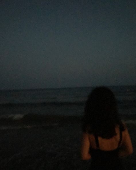 Lowkey Girlfriend Pictures, Night Walking Aesthetic, Fake Photo Short Hair, Black Hair Aesthetic, Beach Girl Aesthetic, Beach At Night, Beach Night, Self Portrait Poses, Girl Short Hair