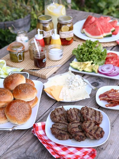 Here’s a fun idea for your next backyard barbecue— a Build Your Own Burger Bar complete with a buffet of toppings and condiments. You provide the options, while your guests bring their appetites and creativity. If I had just one last meal to enjoy, I would most certainly pick a thick and juicy burger loaded … Classic Burger Recipes, Hamburger Party, Bbq Party Food, Burger Party, Backyard Bbq Party, Barbeque Party, Best Burger Recipe, The Best Burger, Food Stations