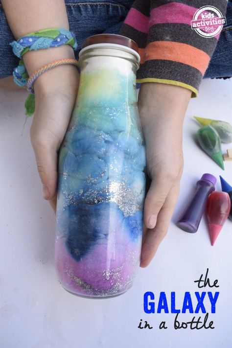 The coolest science experiment ever - the galaxy in a bottle! Diy Galaxie, Galaxy Bottle, Vetenskapliga Experiment, Galaxy In A Bottle, Diy Galaxy Jar, Galaxy Crafts, Galaxy Jar, Discovery Bottles, Diy Galaxy