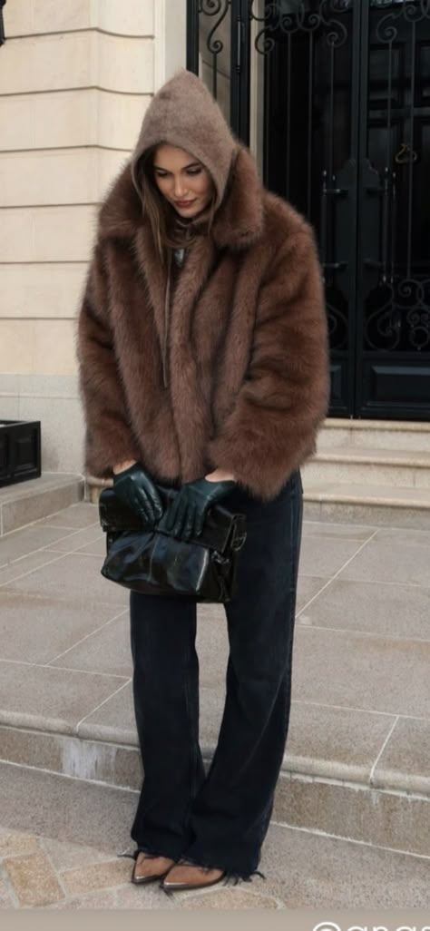 Fur Style Outfit Ideas, Snood Outfit Winter, Cabin New Years Eve Outfit, Brown Faux Fur Jacket Outfit, Totême Shearling Jacket Outfit, City Snow Outfits, Chic London Outfits, The Room Antwerp Jacket, Sherpa Trench Coat Outfit