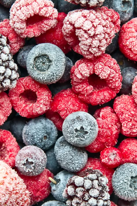 Ever wonder how frozen fruit at the grocery store doesn't stick together? Read on to learn how to freeze fruit properly and reduce food waste at home. Super Fruits, Very Berry, Frozen Food Photography, Frozen Fruit Uses, How To Use Up Frozen Fruit, Freezing Raspberries, Frozen Berries, Frozen Fruit Photography, Frozen Fruit Packaging