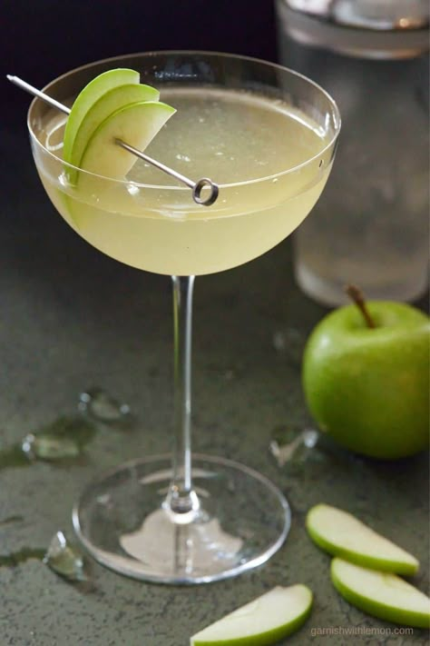 Looking for the BEST Appletini recipe? This smooth cocktail has all of the classic green apple flavor you expect in a Sour Apple Martini & only uses 5 ingredients! NO sour apple pucker required! Apple Pucker Drinks, Green Apple Cocktails, Sour Apple Martini, Appletini Recipe, Apple Martini Recipe, Sour Apple Pucker, 5 Oclock Somewhere, Dress Code Policy, Apple Pucker