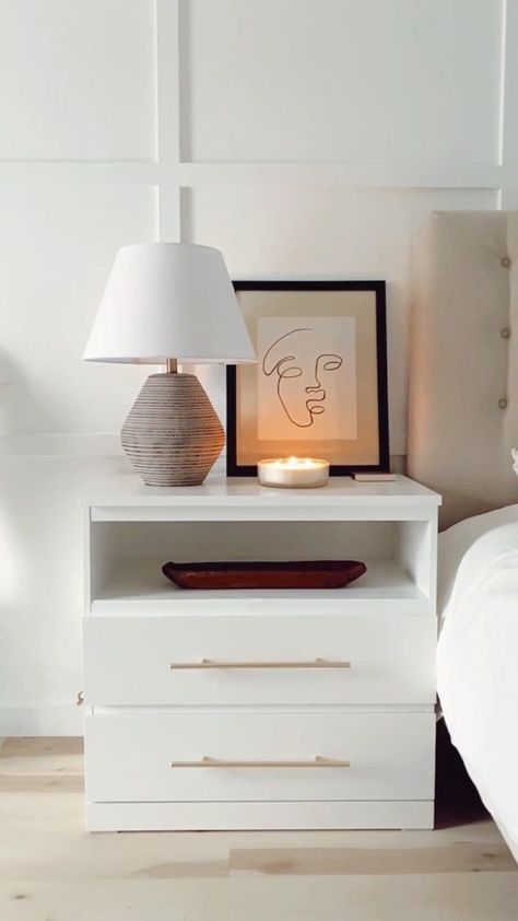 Pedestal Side Table Bedroom, Bed Side Table Ideas Modern, White Bedside Table Ideas, Rustic Bedroom Ideas Farmhouse, Bedside Table Hack, Cabinetry Living Room, Bedroom Side Table Ideas, Bedside Table Ikea, Dressers And Nightstands