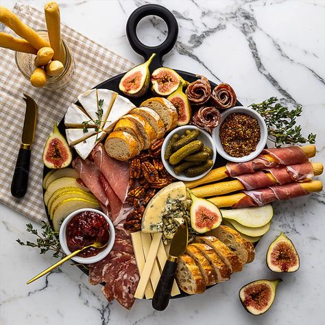 Take the guesswork out of entertaining with this 10 piece set complete with everything you need to effortlessly craft the perfect cheese board, every time. Black Charcuterie Board, Cheeseboard Recipe, Mini Cheese Boards, Charcuterie Board Gift, Cheese And Charcuterie Board, Cheese And Wine Party, Perfect Cheese Board, Cheese Table, Wedding Gifts For Couple