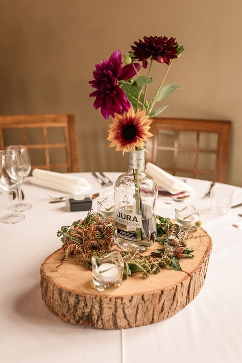 Whisky Bottle Centerpiece Wedding, Autumn Wedding Themes, Whisky Wedding, Wedding Small Details, Autumn Wedding Colours, Table Staging, Autumn Wedding Table, Wedding Table Toppers, Wood Table Numbers Wedding