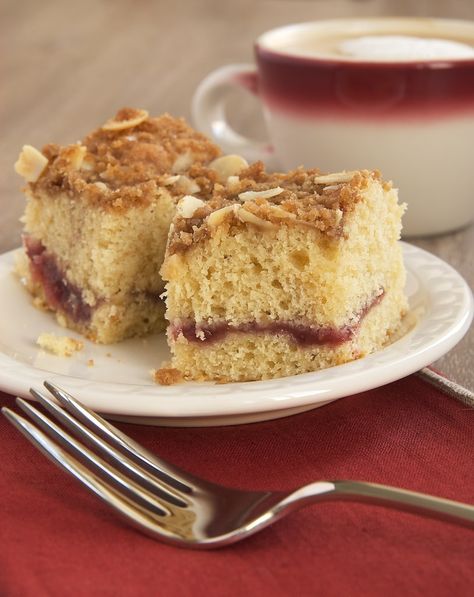 Give your next coffee cake an upgrade by adding a ribbon of fruity jam in the middle! You'll love the irresistible brown sugar crumb topping, too! Filled Coffee Cake, Cake With Jam, Berry Baked Oatmeal, Brunch Food Ideas, Chocolate Chip Bundt Cake, Ham Quiche, Cream Cheese Coffee Cake, Strawberry Scones, Cake Jelly