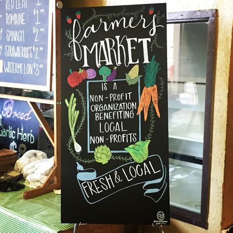 Custom hand lettered sign for farmers market on chalkboard. By @thecraftingcasa Chalkboard Price Signs, Farmers Market Sign Ideas, Farmers Market Chalkboard Sign, Farm Stand Signs Ideas, Market Chalkboard Sign, Farmers Market Signage, Fresh Produce Sign, Studio Entrance, Chalk Art Signs