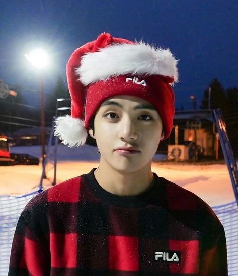 Prince Kim Taehyung, Bts Christmas, V Bta, Baby Prince, Christmas Icons, Kim Taehyung Wallpaper, I Love Bts, Jimin Jungkook, Christmas Aesthetic