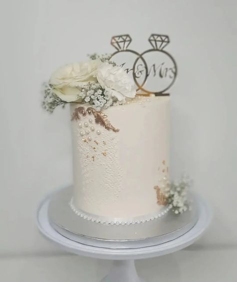 16 Unique Engagement Cake Ideas For A Memorable Engagement Party. Unique Engagement Cake, Engagement Cakes Ideas, Engagement Cake Ideas Elegant, Cakes For Engagement, Engagement Cake Designs Unique, Engagement Cake Ideas, Engagement Cake Designs, Engagement Ring Cake, Engagement Party Desserts