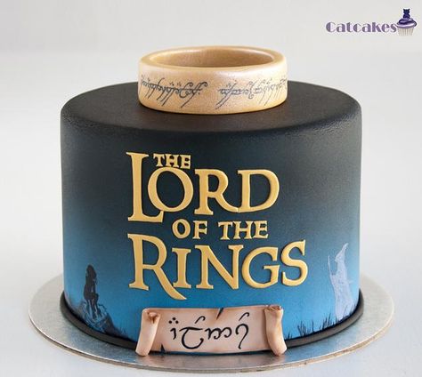 Lord of the rings cake for a great fan in his birthday. The front text is his name in elvish. Silhouettes and elvish text is painted by hand with pencil. Lord Of The Rings Cake, Hobbit Cake, 21st Cakes, Airbrush Cake, Torte Creative, Movie Cakes, Ring Cake, Torte Cupcake, Cool Cake Designs