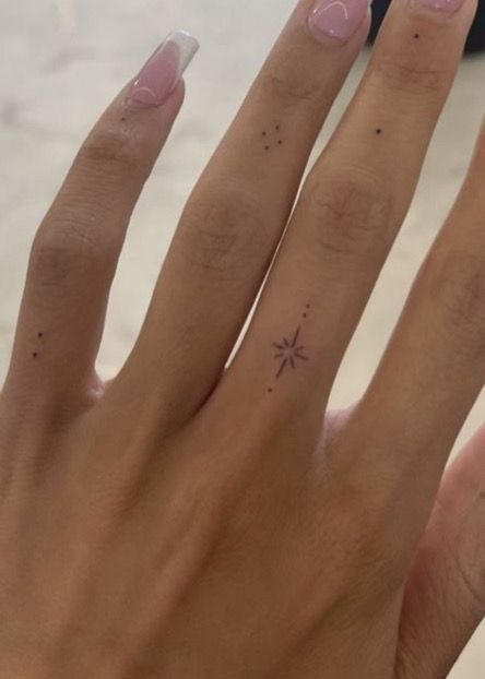 Classy Tattoo, Tattoo Main, Small Girly Tattoos, Small Finger Tattoos, Hand And Finger Tattoos, Small Pretty Tattoos, Petite Tattoos, Star Tattoo, Small Hand Tattoos