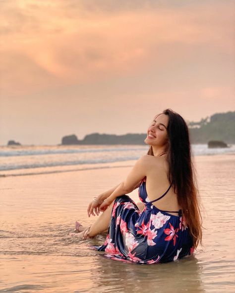 Beach Photoshoot Ideas, Beach Anniversary, Beach Photo Inspiration, Beach Poses By Yourself Photo Ideas, Poses By Yourself, Beach Poses By Yourself, Shiva Pics, Beach Pictures Poses, Beach Photography Poses