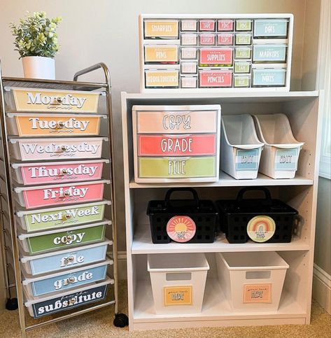 Cute Classroom Decor Middle School, Teacher Organizer Drawers, Classroom Office Organization, Class Desk Organization, Classroom Layout First Grade, Teacher Desk Kindergarten, Daycare Teacher Desk Ideas, 1st Grade Desk Organization, Pinterest Classroom Ideas