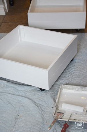 Good instructions to make these rolling storage drawers to go under the bed or a piece of furniture. Full tutorial and pictures. Rolling Furniture, Closet Redesign, Basement Craft Rooms, Bed Drawer, Rolling Drawers, Dorm Storage, Under Bed Drawers, Underbed Storage, Storage Idea