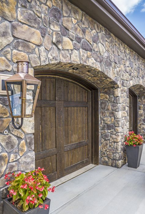 The rugged look of Dressed Fieldstone complements any natural environment. Its rich texture and range of color enhance a multitude of architectural designs. Stone Panels Exterior, Pueblo House, Masonry Design, Cement Sculpture, Stones Wall, Stone Exterior Houses, Manufactured Stone Veneer, Stone Wall Design, Stone Exterior