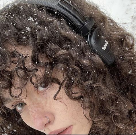 Cold Girl, Winter Princess, Snow Girl, Winter Inspo, Winter Vibes, Winter Girls, Winter Aesthetic, Dream Hair, Curly Girl