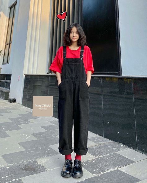 Korean Fashion Overalls, Japanese Streetwear Pants, Overall Black Outfits, Outfits With Black Overalls, Cute Dungaree Outfits, Overalls Outfit Aesthetic, Black Overalls Outfit, Cute Overall Outfits, Band Artwork