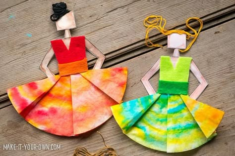 DIY Coffee Filter Dancers (via Make It Your Own) Around The World Crafts, Clay Projects For Kids, Brazil Art, Coffee Filter Crafts, World Thinking Day, School Celebration, America Art, Hispanic Heritage, Camp Ideas