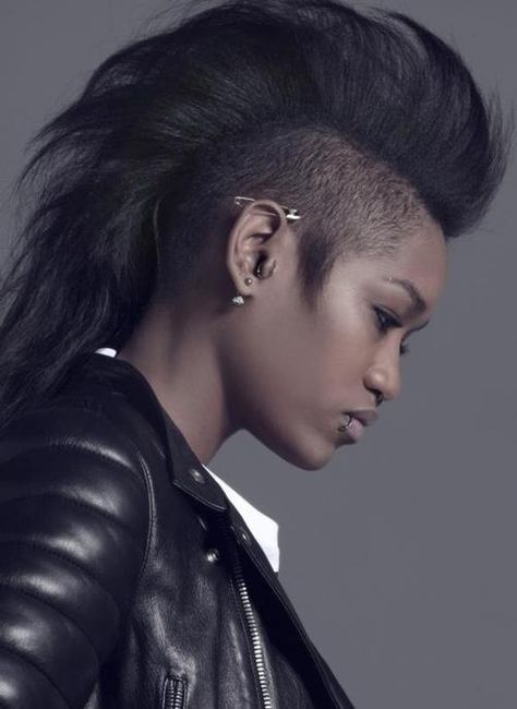 Mohawk swept back Goth Tips, Mohawk Hairstyles For Women, Chica Punk, Afro Goth, Goth Hair, Apocalyptic Fashion, Ethnic Hairstyles, Mohawk Hairstyles, Mohawks