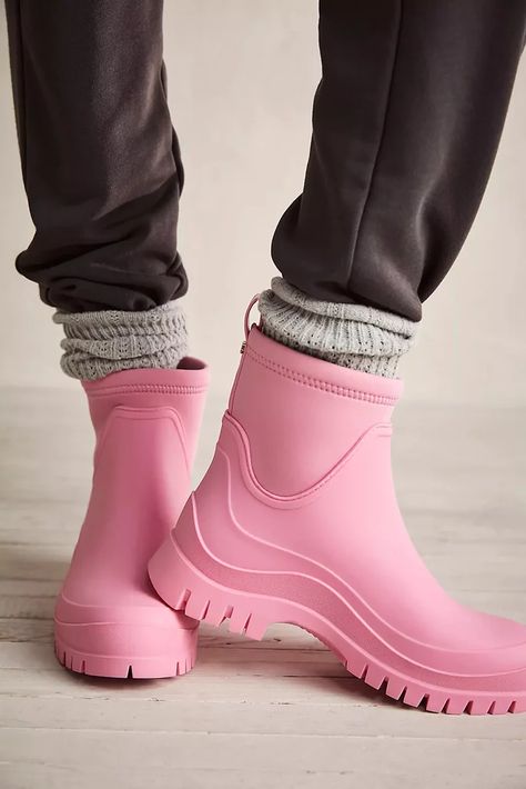 Pink Rain Boots Outfit, Rain Boot Outfits, Colorful Winter Outfits, White Rain Boots, Rainboots Outfit, Rain Boot Outfit, Gum Boot, Cute Rain Boots, Pink Rain Boots