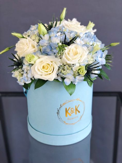 Medium blue hat box with white roses, blue hydrangeas and white eustoma White Eustoma, Hat Box Flowers, Idee Babyshower, Roses Blue, Flower Box Gift, Blue Hydrangeas, Flower Arrangements Simple, Flower Shops, Flowers Ideas