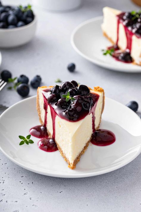 Pastry Photoshoot, Cheesecake Photography, Slices Of Cake, Cheese Mousse, Blueberry Cheesecake Recipe, Lemon Blueberry Cheesecake, Rich Cheesecake, Blueberry Topping, Comfort Desserts