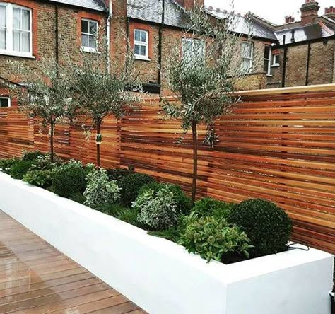 13 surprisingly easy Sunday DIY projects you'll enjoy (From Amy Tocknell) Small Garden Fence, Diy Garden Bed, Garden Flower Beds, Fence Designs, Back Garden Design, Modern Garden Design, Garden Inspo, Gardens Design, Contemporary Garden