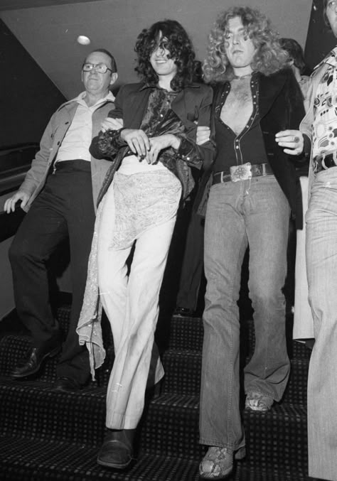 Photos of Celebrities Partying in the 1970s - Studio 54 Celebrity Photos Robert Plant Groupie, Jimmy Page And Robert Plant 70s, Led Zeppelin Groupies, Robert Plant Fashion, Robert Plant 70s Style, Robert Plant Jimmy Page, Robert Plant Outfit, Jimmy Page 70s, Robert Plant 70s