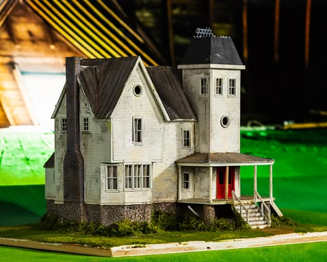 Beetlejuice Model Town, Iconic Houses In Movies, Beetlejuice House Interior, Beetlejuice House Floor Plan, Beetlejuice Dollhouse, Diorama Town, Coraline Diorama, Beetle Juice House, Movie Hangout