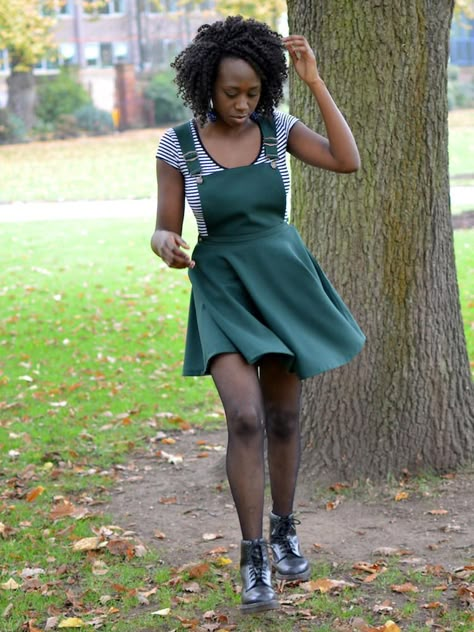 Pinafore Dress with Circle Skirt Drafting Tutorial | Love fashion trends from the 90s? Then you'll love this fun sewing project! Baby Shoes Diy Pattern, Circle Skirt Pattern, Sewing Patterns Free Women, Trendy Sewing Patterns, Skirt Diy, Circle Skirts, Baby Shoes Pattern, Skirt Tutorial, Sewing 101