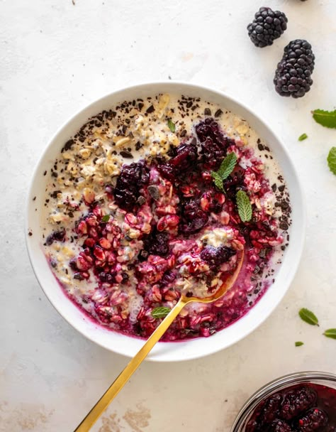 Chia Pudding Overnight, Pudding Overnight Oats, Overnight Oats Easy, Blackberry Chocolate, Hot Oats, Breakfast Simple, Blackberry Sauce, Best Comfort Food Recipes, Brunch Bread