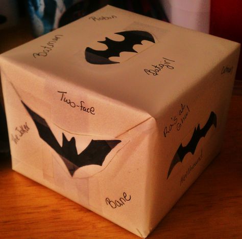 Made Batman wrapping paper for a friends bday present Batman Gift Wrapping Ideas, Batman Boyfriend Gifts, Batman Wrapping Ideas, Batman Birthday Gifts For Boyfriend, Batman Box Gift, Batman Bookmark Diy, Batman Gifts, Bf Gifts, Paper Ideas