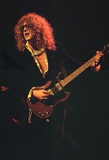 Ian Hunter (singer) - Wikipedia, the free encyclopedia Mountain Picnic, Record Bar, Guitarist Art, Rock Wallpaper, Ian Hunter, The 4 Elements, Mott The Hoople, Mick Ronson, Pink Floyd Dark Side