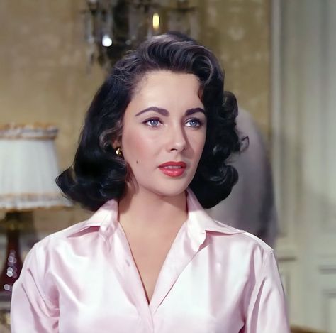 Liz Taylor Makeup, Elizabeth Taylor Dress, Elizabeth Taylor Aesthetic, Elizabeth Taylor Hair, Elizabeth Taylor Makeup, Young Elizabeth Taylor, Elizabeth Taylor Eyes, I Am Just A Girl, Liz Taylor