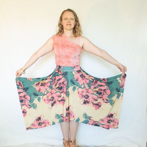 How to make a square circle skirt without a pattern Square Circle Skirt, Soft Winged Eyeliner, Easy Updo Hair, Boho Skirt Pattern, Hankerchief Skirt, How To Make A Skirt, Skirt Pattern Easy, Circle Skirt Pattern, Square Skirt