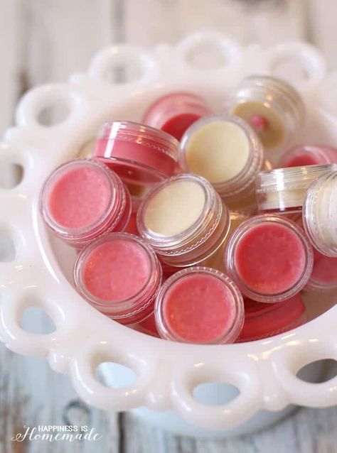 Lip Balm is an easy DIY that you can make and sell for profit WildflowersAndWanderlust.com Kids Crafts To Sell, Diy Study Table, Diy Lip Balm Recipes, Gloss Diy, Lip Gloss Containers, Diy Edible, Lip Balm Containers, Diy Mothers Day, Diy Bird Bath