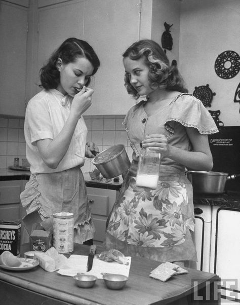 Nina Leen, Vintage Lesbian, Vintage Housewife, Happy Housewife, Retro Housewife, Photo Vintage, Vintage Life, Good Old Days, Vintage Pictures